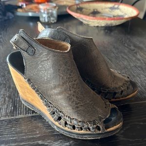 Very Volatile wedge heels size 8